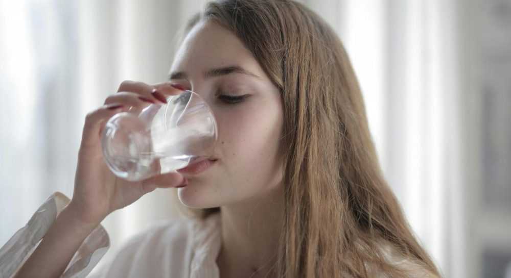 8 склянок води – чи достатньо? Експертка розкрила секрет оптимальної гідратації.