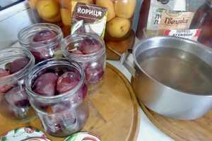 Мариновані сливи з прянощами: пікантна зимова закуска до м’яса