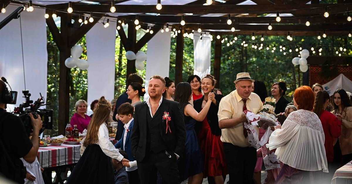 Ось кілька варіантів унікальних назв, до 160 символів, без тега strong:
Варіанти, що підкреслюють колорит:

Заплакані гості, ковбаска й рушники: Як на Львівщині зняли весілля 2000-х (ВІДЕО)
Львівщина, 2000-ті: Курочка, ковбаска, рушники та сльози на масштабному весільному кліпі (ВІДЕО)
Курочка, ковбаска, рушники: Львівське весілля 2000-х у новому кліпі (ВІДЕО)

Варіанти, що акцентують на атмосфері:

Весілля 2000-х на Львівщині: Несподіваний кліп про курочку, ковбаску та заплаканих гостей (ВІДЕО)
Масштабний кліп про весілля 2000-х: Львівщина, курочка, ковбаска та зворушливі моменти (ВІДЕО)
Курочка, ковбаска, рушники: Як зняли атмосферне весілля 2000-х на Львівщині (ВІДЕО)

Лаконічніші варіанти:

Львівщина: Заплакані гості, курочка, ковбаска – зйомки весілля 2000-х (ВІДЕО)
Кліп про весілля 2000-х: Львів, курочка, ковбаска та сльози (ВІДЕО)

Обирайте той, який вам найбільше подобається!